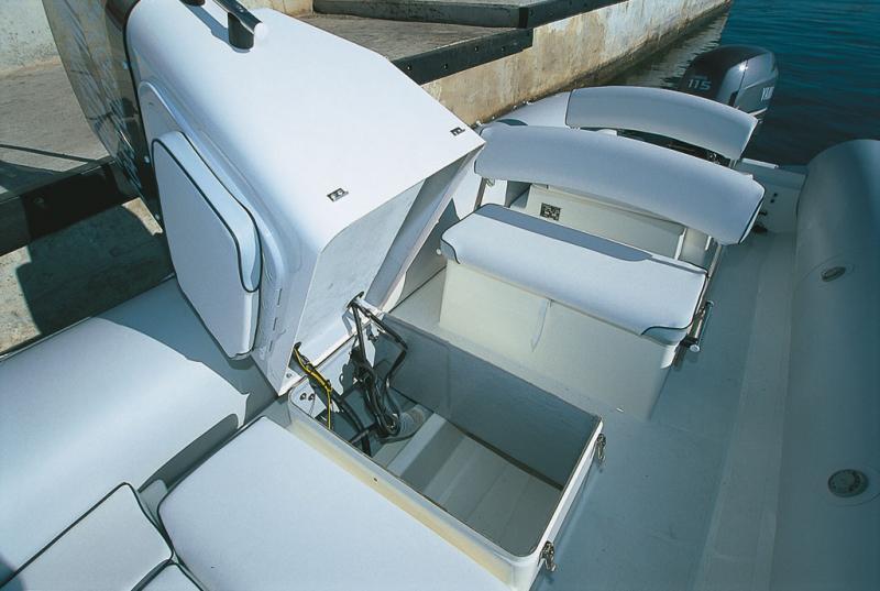 Sous la console basculante : le réservoir de carburant et un volume de rangement.