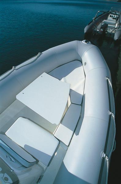 Avec un pied qui s'installe en quelques secondes, le support du bain de soleil devient une bonne table de pique-nique.