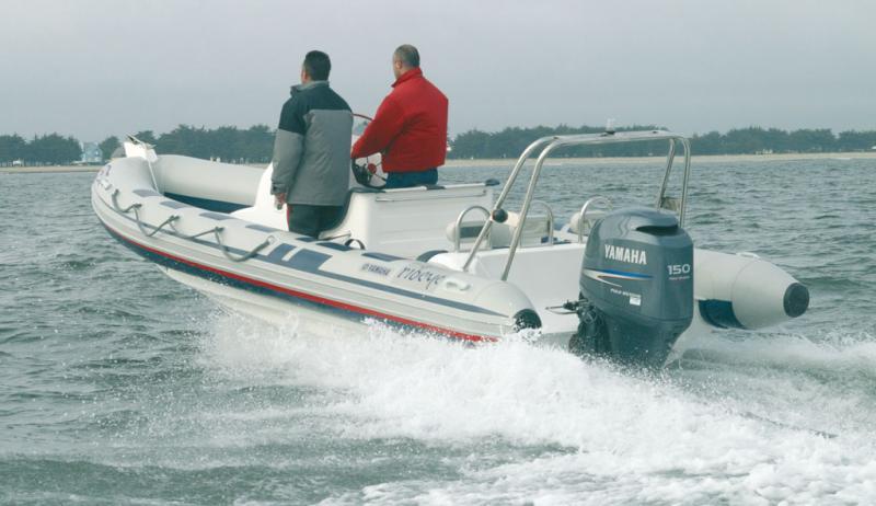 Comme souvent sur les semi-rigides Anglais, les flotteurs ne touchent pas l’eau en navigation. Un réglage de trim s’impose… 