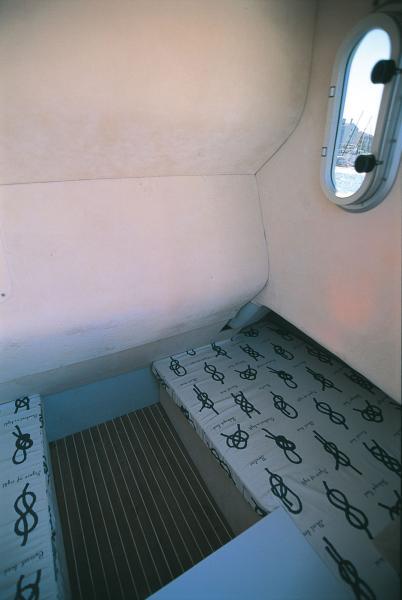 La petite cabine (1,86 m sous barrots tout de même !) placée sous la console est flanquée d’un hublot ouvrant.
