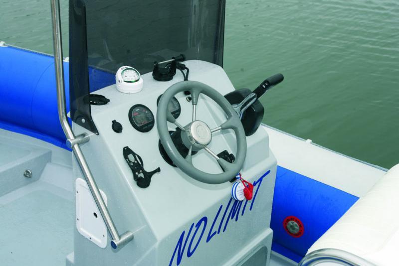 Simple mais d’une surface suffisante pour recevoir compas, GPS et sondeur, le tableau du bord du Tarpon comporte une platine de fixation bien placée pour le boîtier de commandes.