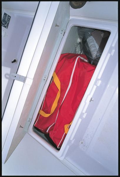 Sous la banquette centrale, un grand coffre pour loger le sac d'équipement de sécurité. 