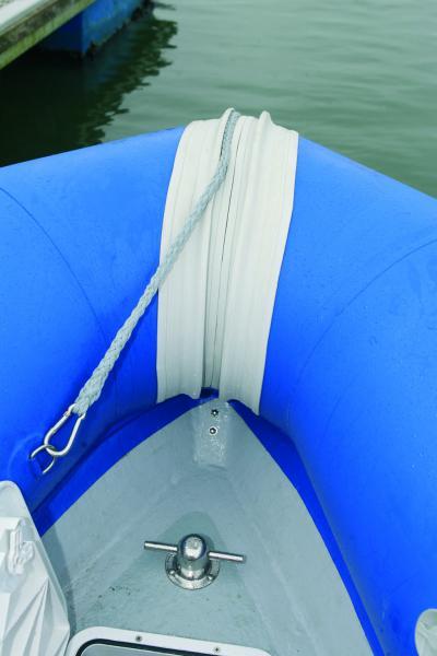 Le guide mouillage qui orne le nez du Tarpon est à la fois large et profond. 