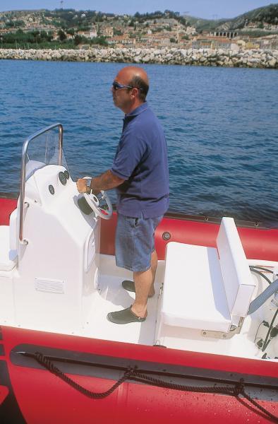 Que ce soit debout ou assis, la position de pilotage est agréable.
