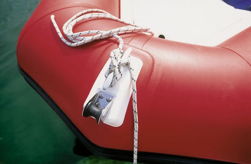 Simple et efficace : un taquet inox et un vrai davier sur socle en polyester.