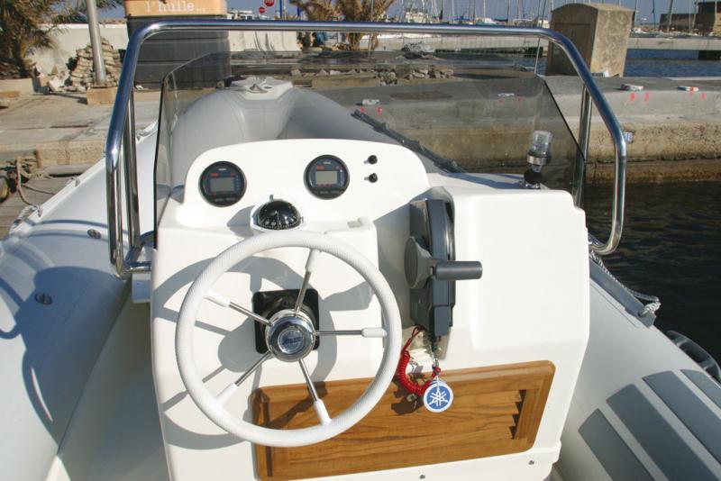 Élégante et fonctionnelle, la console de pilotage n’a pas oublié la boîte à gants. Avec porte en teck, SVP ! Notez la petite tablette à droite qui permet de poser un sondeur ou un GPS….