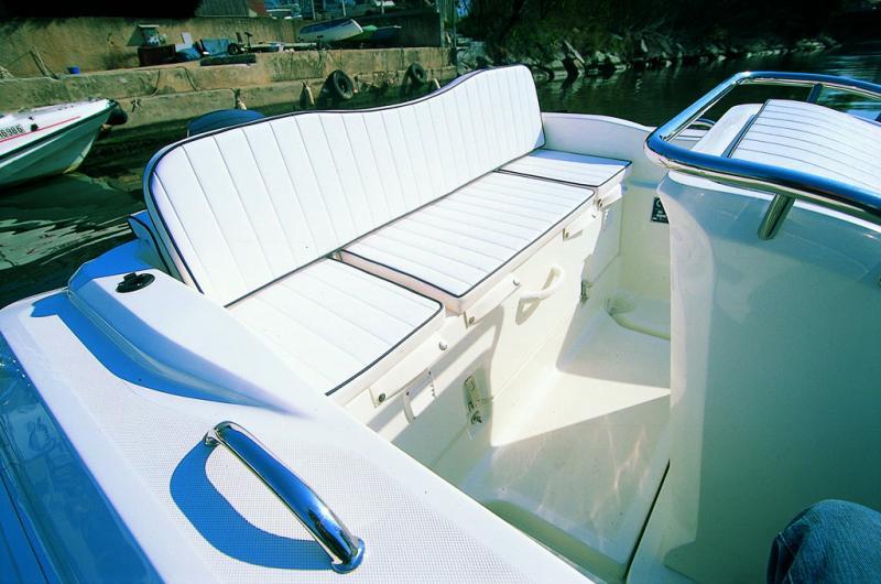La banquette de poupe se convertit en  solarium grâce à son astucieux dossier basculant vers l’avant.