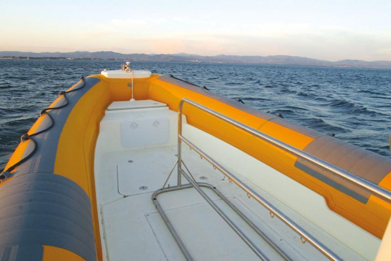 Bien dégagé, l’avant du cockpit autorise une belle liberté de mouvement. Le râtelier, pour 18 blocs de plongée, y trouve facilement sa place.