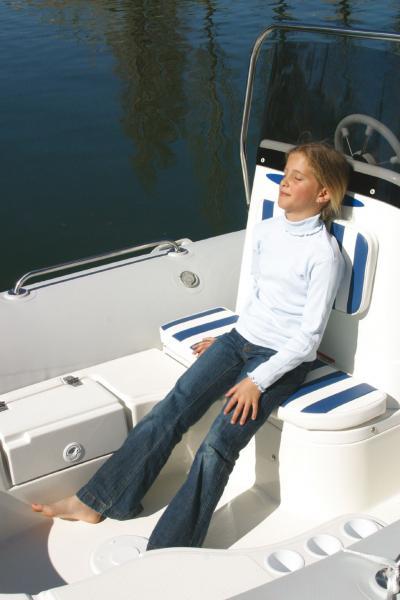 Par mer calme, le siège placé devant la console de pilotage est un endroit privilégié pour goùter les plaisirs de l’open.
