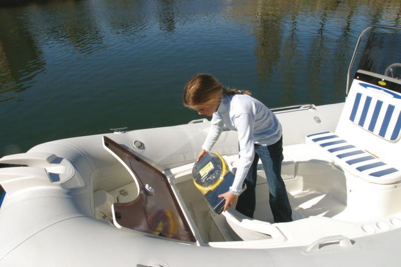 Le volume de rangement disponible à bord du Medline est en tout point satisfaisant. Il existe des coffres dans chaque partie du cockpit; Sans oublier la touche de classe : des intérieurs enduits de gel-coat brillant !