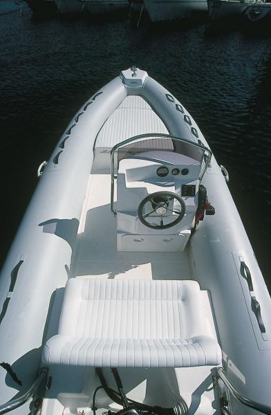 Les poignées ne manquent pas autour du cockpit avant pour se tenir en navigation, mais les saisines en corde sont plus agréables à la main. La console décentrée ménage un large passage à bâbord.