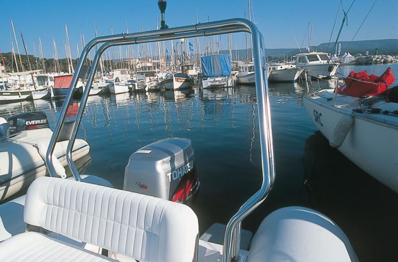 En option, l'arceau inox permettra de fixer des portes cannes à pêche ou le taud pare-soleil pour les piques-niques de midi.