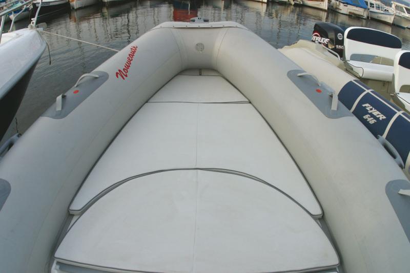 Le solarium affiche des dimensions intéressantes. Notez le relevage du matelas pour accéder au mouillage