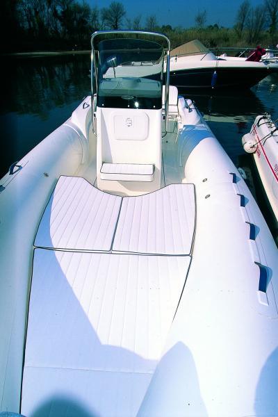 Le solarium avant, long de 2 m peut se prévaloir d’une surface record pour un bateau de 6 m.