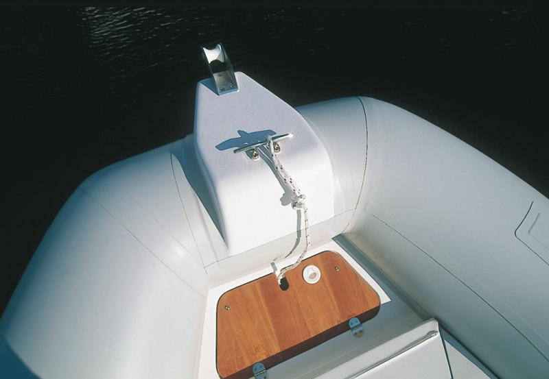 Les portes de teck sur la console apportent une discrète note de luxe au cockpit.