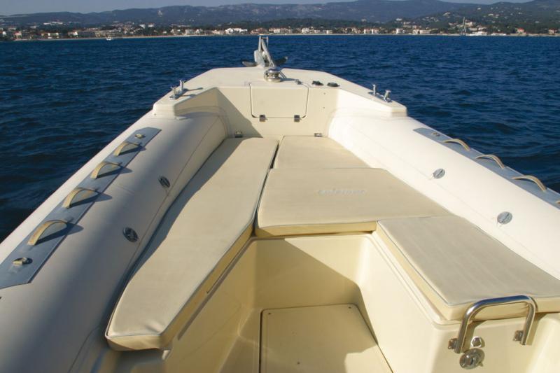 La hauteur de franc-bord peu commune se ressent aussi à l’intérieur avec une profondeur de cockpit rassurante. Une configuration propice pour embarquer des enfants.