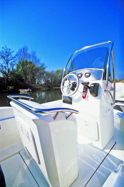 En solo, le  poste de pilotage est confortable. à deux, méfiez-vous de la main-courante trop proéminente autour de l’assise.