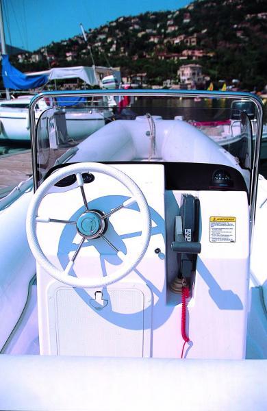 Poste de pilotage  bien disposé, avec  volant  décalé  pour laisser de la place au copilote.