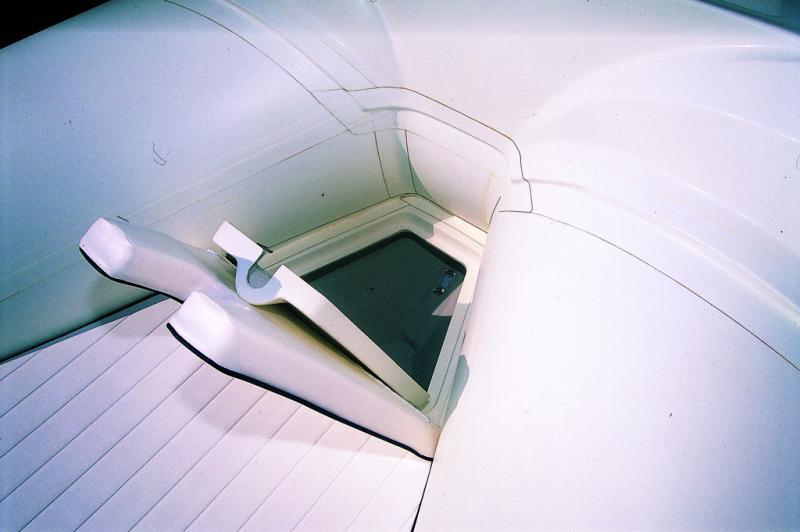 Bien vu : la pointe avant du coussin du solarium est articulée pour accéder aisément à la baille à mouillage.