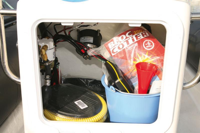 Le dossier du siège situé sur la face avant de la console s’ouvre sur un rangement sec. à gauche, le filtre à carburant.