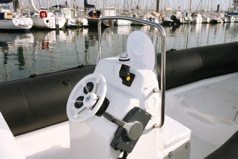 La console haute abrite bien le pilote et laisse une certaine liberté pour agencer son tableau de bord.