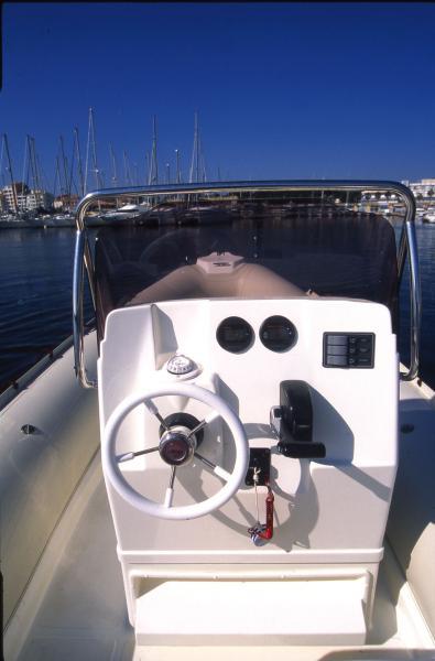 Le volant et la manette de gaz à bonne hauteur conviennent aussi bien pour le pilotage debout qu’assis, mais il manque un vide-poches sur cette console.