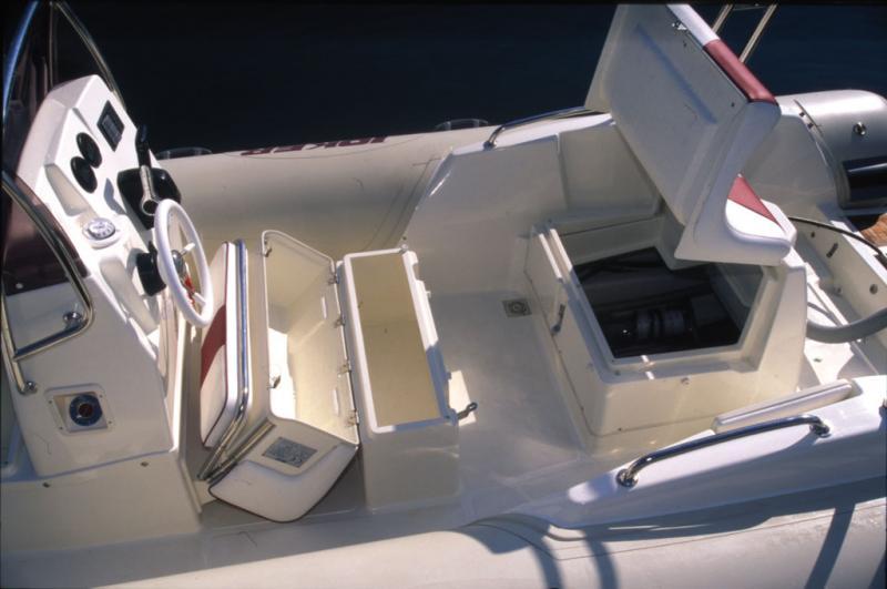 L’assise de pilotage et la soute arrière offrent des rangements au sec.