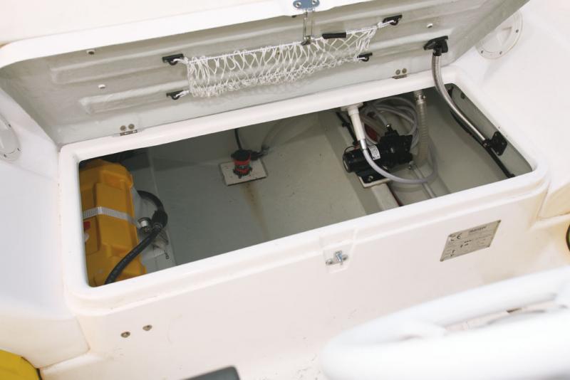 Bien que contenant la batterie, la pompe de cale et le groupe d’eau, la soute arrière accepte du rangement.
