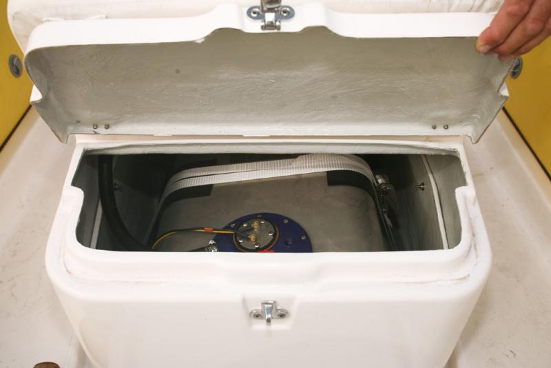 Le réservoir fixe se trouve sous le siège situé devant la console.