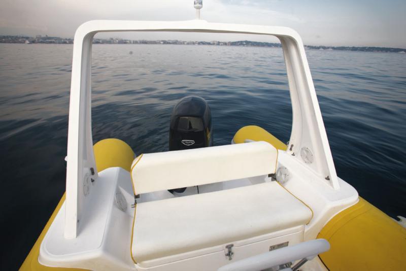 L’absence de siège pilote oblige à utiliser la banquette arrière, et de ce fait, le Mariner n’offre pas beaucoup de places assises pour ses passagers.