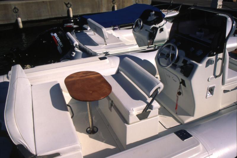 Bien, la banquette de pilotage « réversible » formant un carré accueillant. Ce serait encore mieux avec une table plus grande.