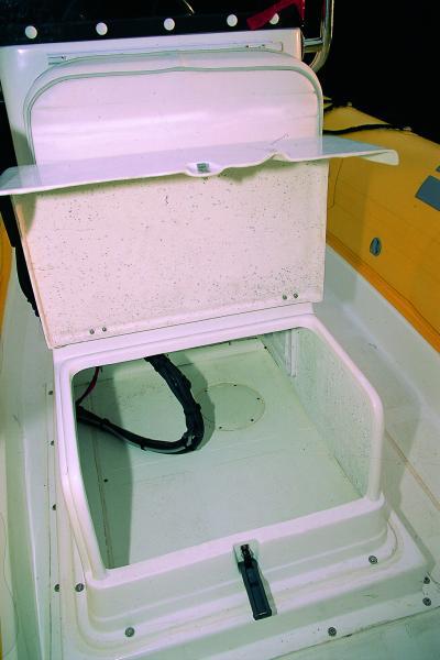 Large ouverture en façade pour le coffre situé sous la console, et trappe intérieure d’accès au réservoir d’essence.