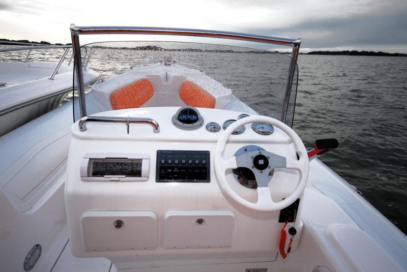 La console est particulièrement large, garantissant un bon abri pour le pilote et le copilote, et suffisamment de place pour agencer son tableau de bord à sa guise.

