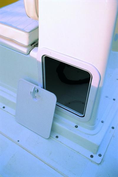 En plus du capot avant, une trappe amovible procure un accès latéral au coffre sous la console.

