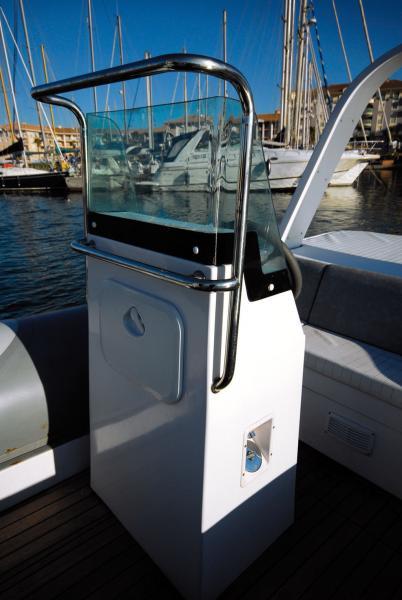 La petite console, sans siège avant, n’est pas en rapport avec le standing du bateau.

