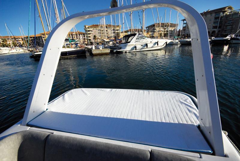 Super solarium sur le capot du compartiment moteur mais il manque un garde-fou arrière.

