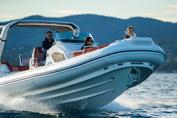 Thumb_zodiac-medline9-withe-sainttropez-_94_